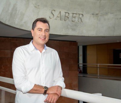 Dário Paixão Dario Paixão é empreendedor formado em Administração e Turismo, tendo fundado nove empresas, colecionando aprendizagens no mundo corporativo por mais de duas décadas. Professor da UFPR e coordenador dos MBAs e cursos In Company da Universidade Positivo, participou diretamente da formação e qualificação de 21.000 profissionais de 6.500 organizações regionais e multinacionais.