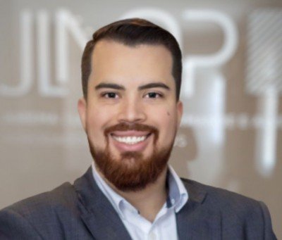 Kayo Sobreira - OAB/AL 11.285 O advogado Kayo Sobreira Araújo é pós-graduado em Direito Processual Civil (FDDJ/SP) e em Direito Imobiliário Registral, Urbanístico e Notarial. Possui capacitação em Implementação da Lei Geral de Proteção de Dados Pessoais pelo Instituto Brasileiro de Direito. É membro suplente Vogal da JUCEAL e coordenador do Contencioso do escritório JLNAP.